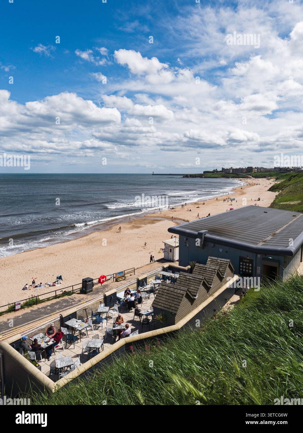 Plage de Tynemouth Longsands à North Tyneside, Royaume-Uni, du restaurant The View à la jetée de Tynemouth. Banque D'Images