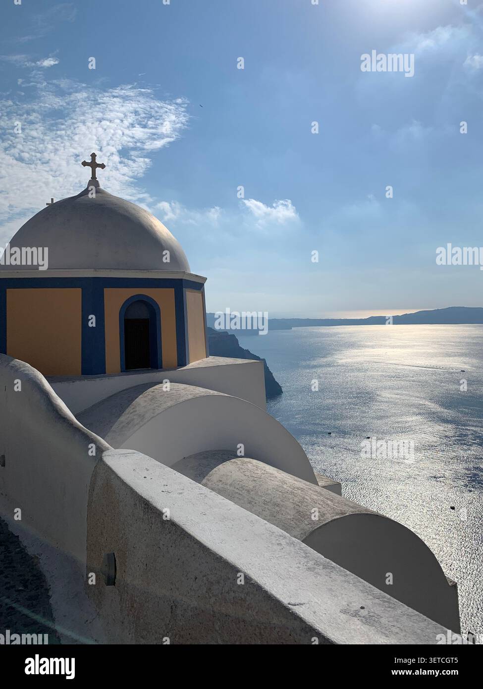 Les trois cloches emblématiques de l'église de Fira surplombant la mer Égée à Firostefani, Santorin, Grèce. - Image de stock capturée avec un smartphone