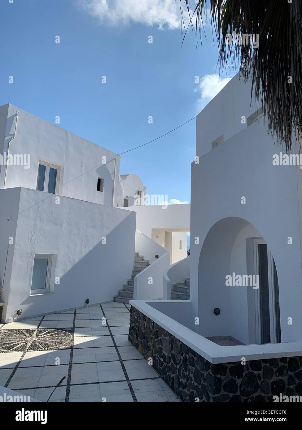 Bâtiments cycladiques traditionnels blanchis à la chaux sur l'île de Santorin, Grèce. - Image de stock capturée avec un smartphone