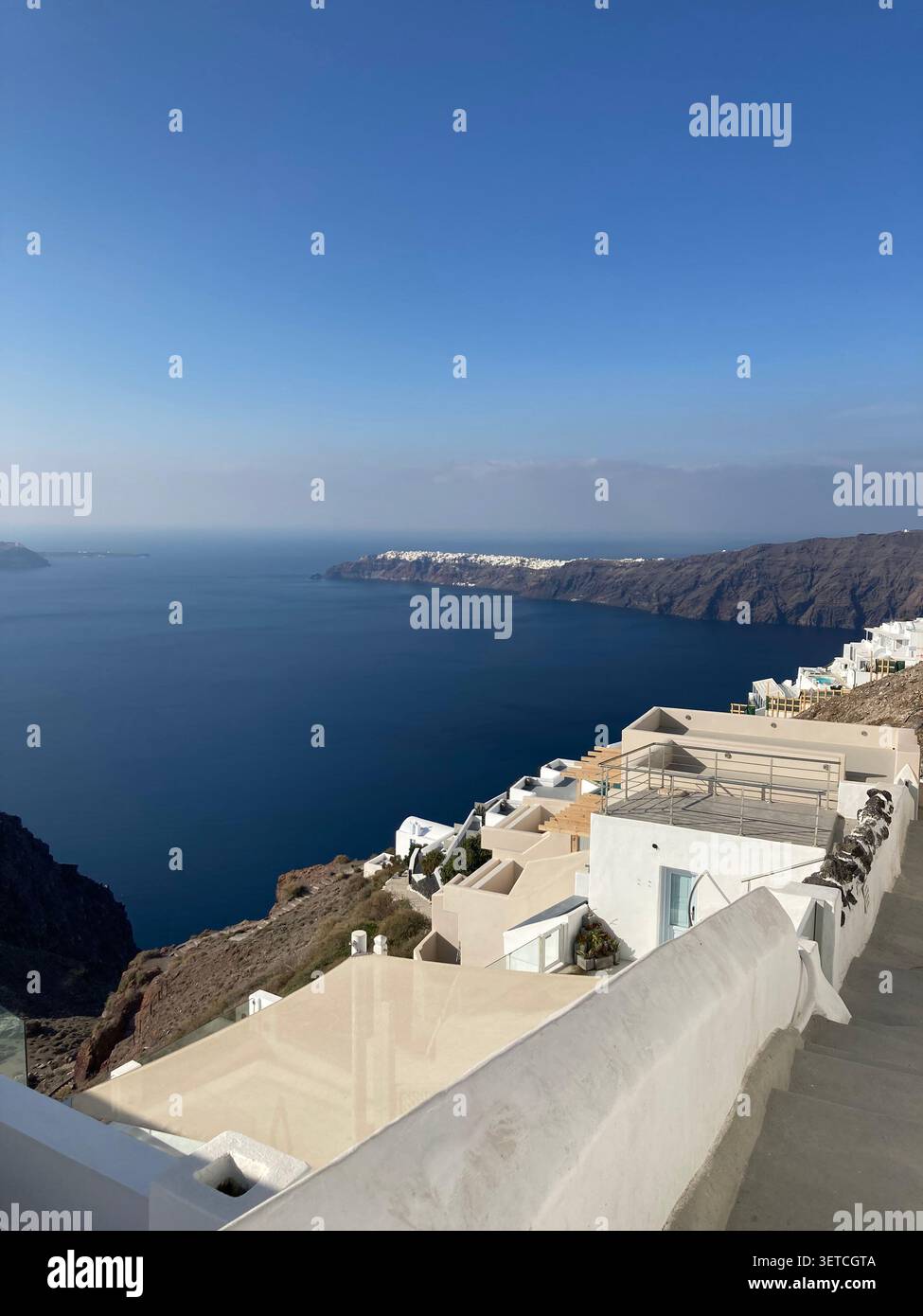 Vue panoramique sur la caldeira depuis Oia, Santorin, Grèce. - Image de stock capturée avec un smartphone