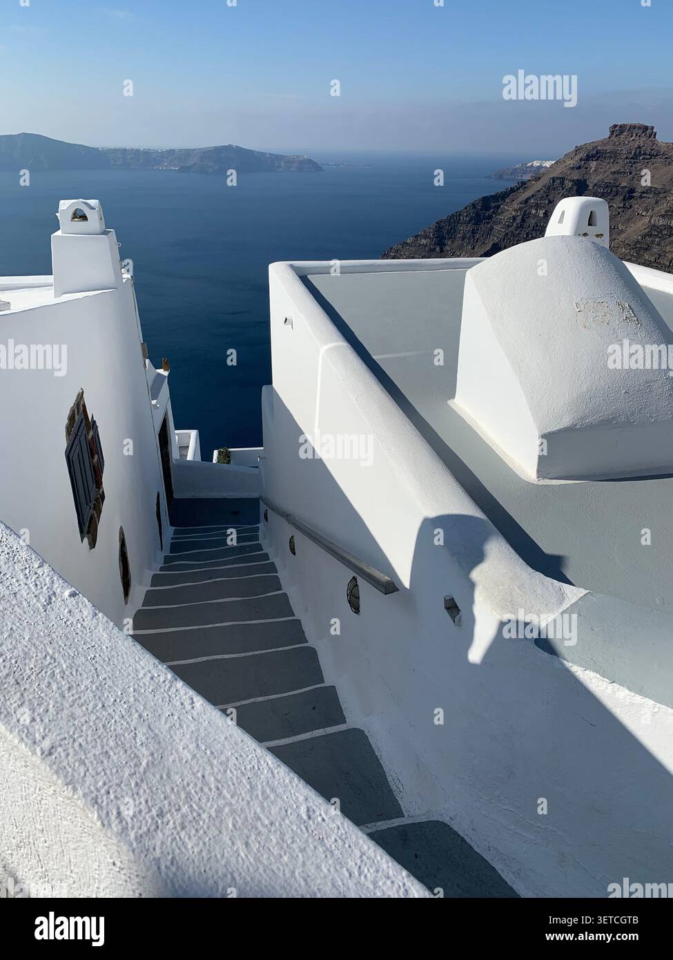Architecture cycladique blanchie à la chaux surplombant la mer Égée à Oia, Santorin, Grèce. - Image de stock capturée avec un smartphone