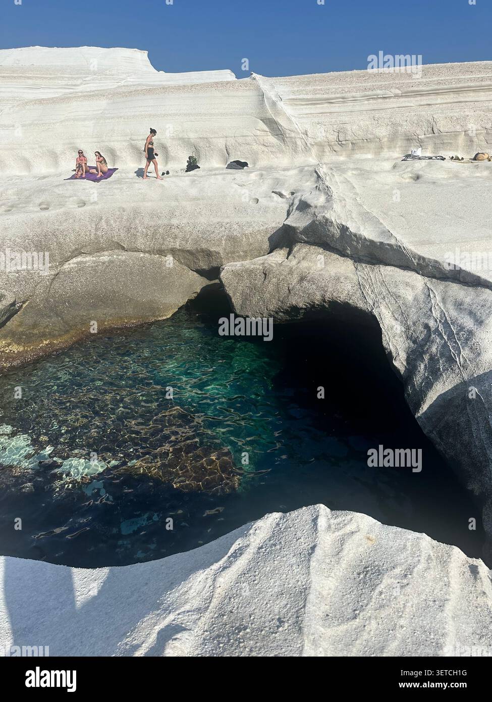 Grotte marine naturelle et formations rocheuses volcaniques blanches à Gournado près de Fylakopi sur l'île de Milos, Grèce. - Image de stock capturée avec un smartphone
