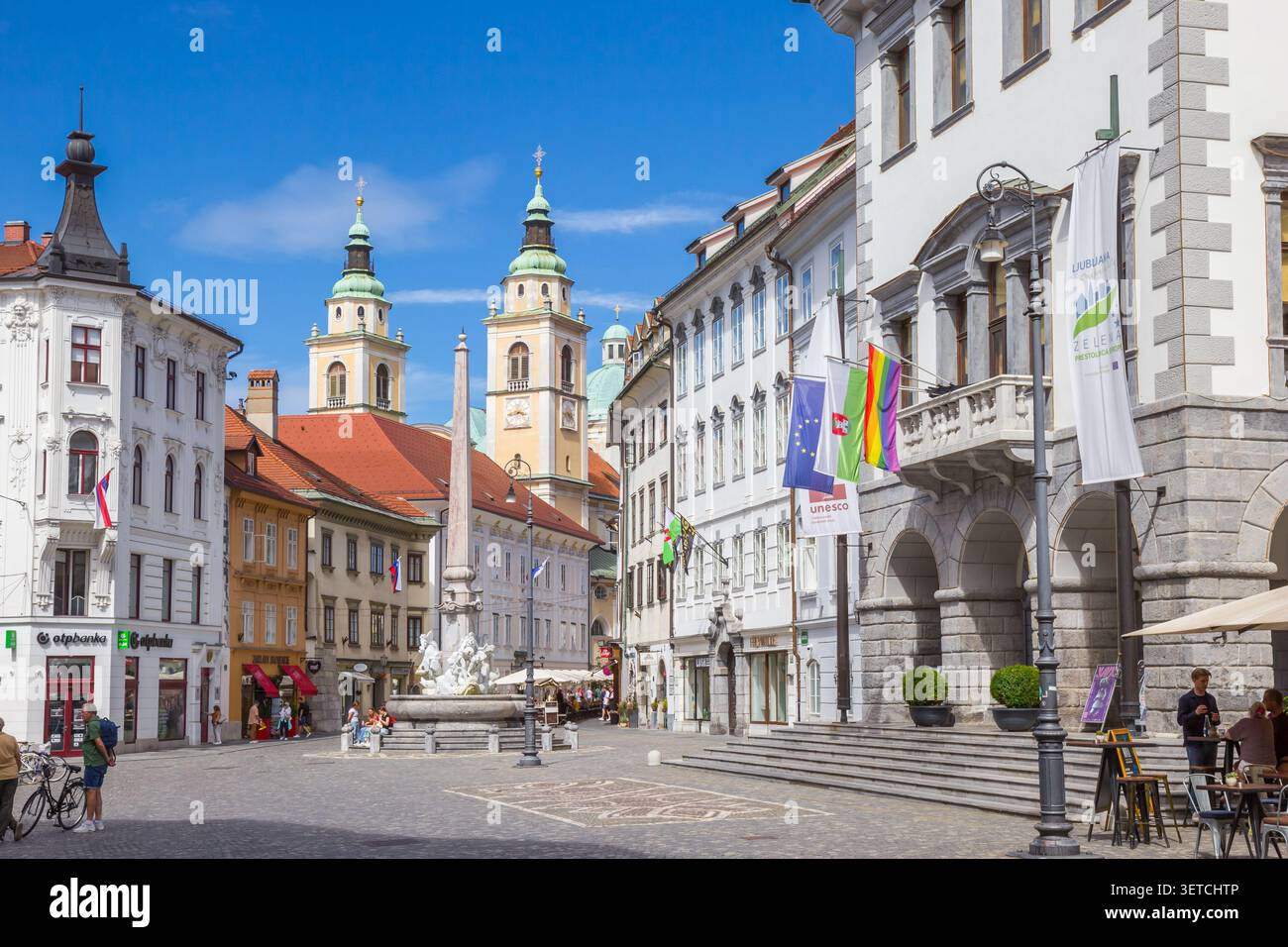La mairie et la fontaine Robba se trouvent sous les tours distantes de la cathédrale à Ljubljana, Slovénie Banque D'Images