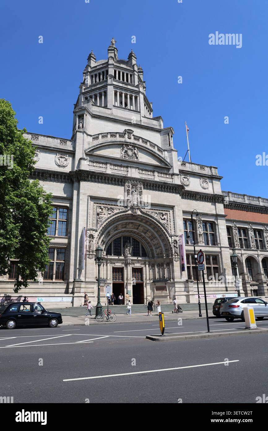 Entrée au Victoria and Albert Museum South Kensington London en juin 2026 Banque D'Images