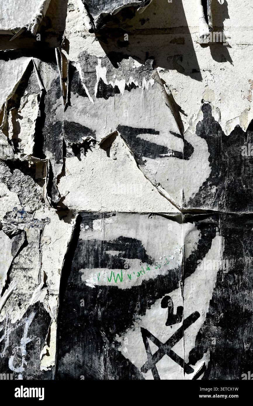 Affiche Street art sur un mur de Pigalle - Paris - France Banque D'Images