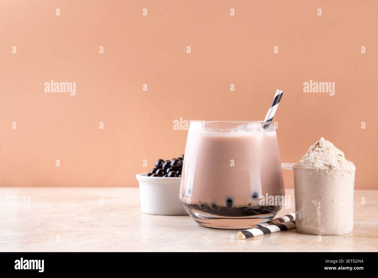 Savoureux Bubble Tea glacé aux protéines. Thé glacé au lait protéiné de lactosérum crémeux avec boules de boba, chocolat chaud froid ou latte avec plein de perles de tapioca protéinées Banque D'Images