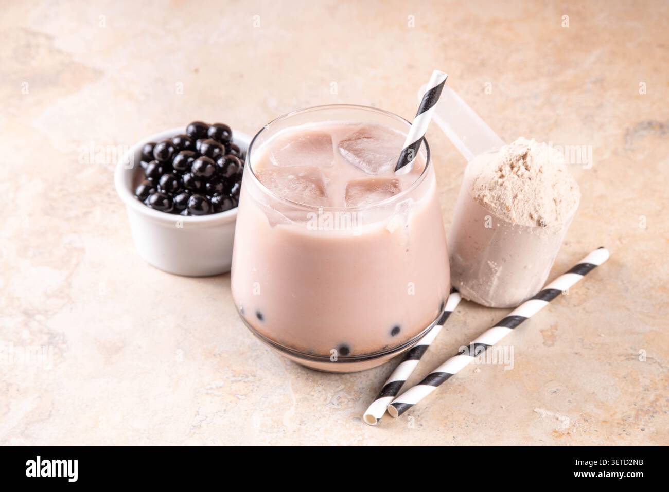 Savoureux Bubble Tea glacé aux protéines. Thé glacé au lait protéiné de lactosérum crémeux avec boules de boba, chocolat chaud froid ou latte avec plein de perles de tapioca protéinées Banque D'Images