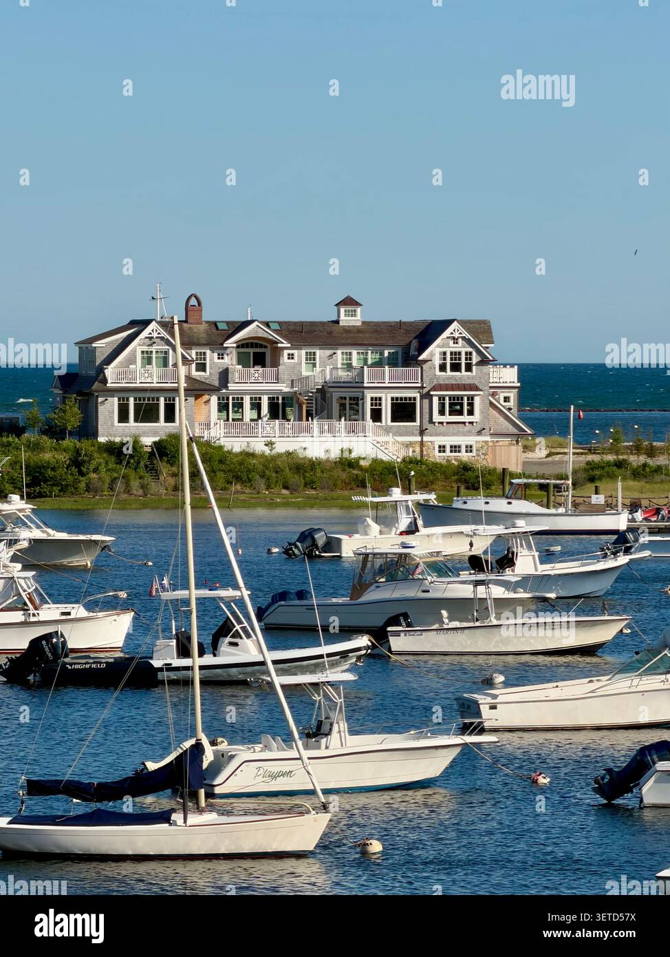 Maison face au port de Wychmere à Harwich Port, Cape Cod, Massachusetts. Nantucket Sound est en arrière-plan. - Image de stock capturée avec un smartphone