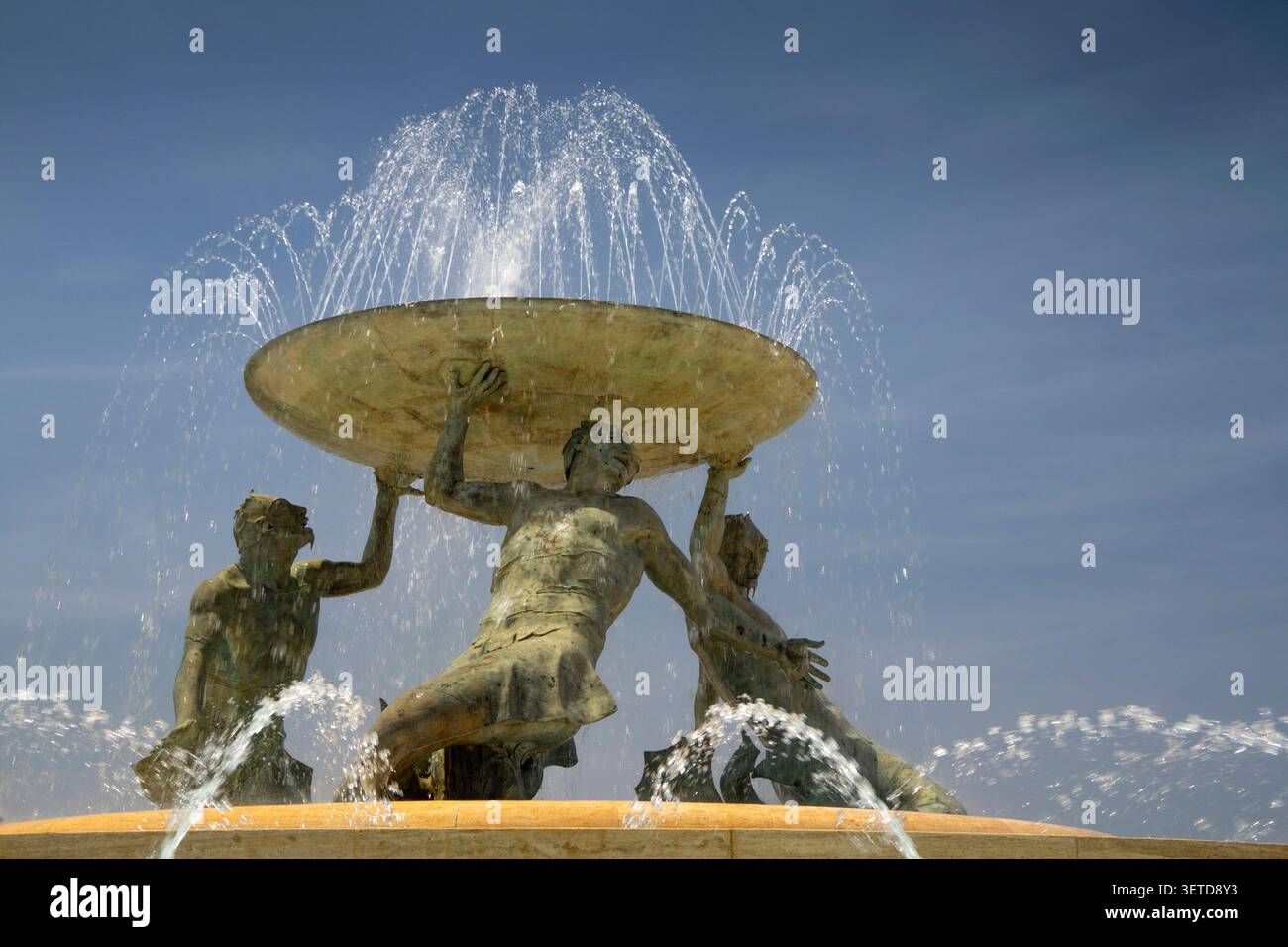Malte, la Valette, Floriana, Fontaine des Tritons, trois dieux de la mer grecs tenant un grand bassin Banque D'Images