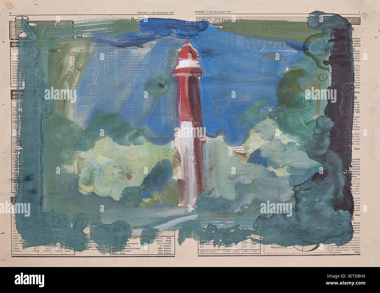Œuvre d'art expressive de phare peinte sur une page de journal vintage, mêlant paysages côtiers et textures mixtes superposées. Banque D'Images