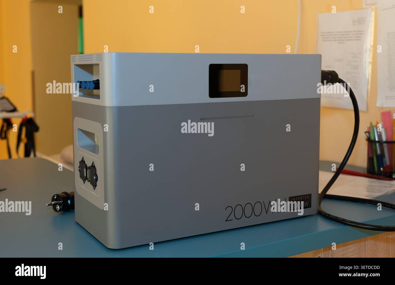 Unité de secours moderne avec batterie au lithium grise installée sur un espace de travail pour le stockage d'urgence de l'énergie Banque D'Images