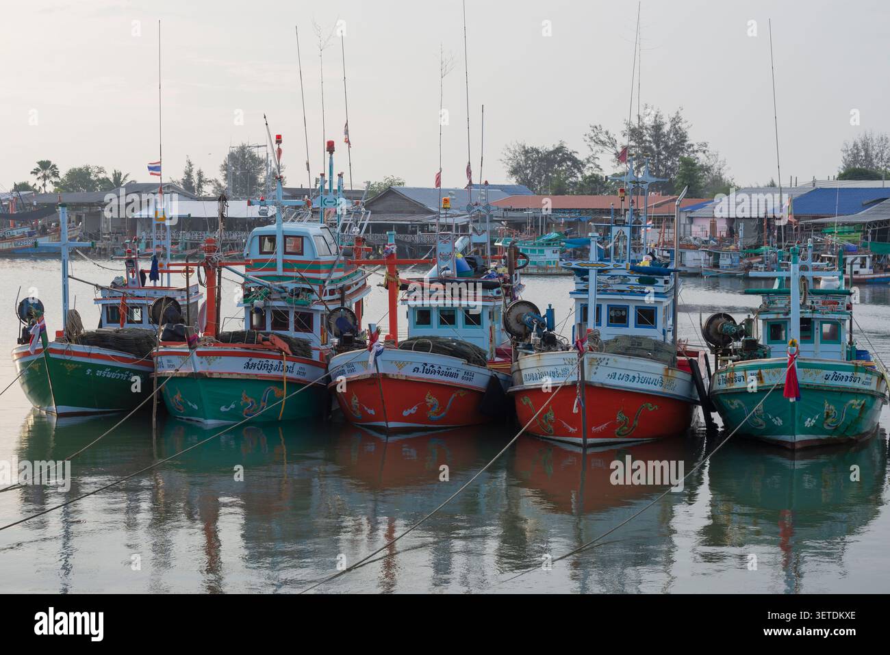 CHA-AM, THAÏLANDE - 10 DÉCEMBRE 2018 : bateaux de pêche dans le port de Cha Am tôt le matin Banque D'Images