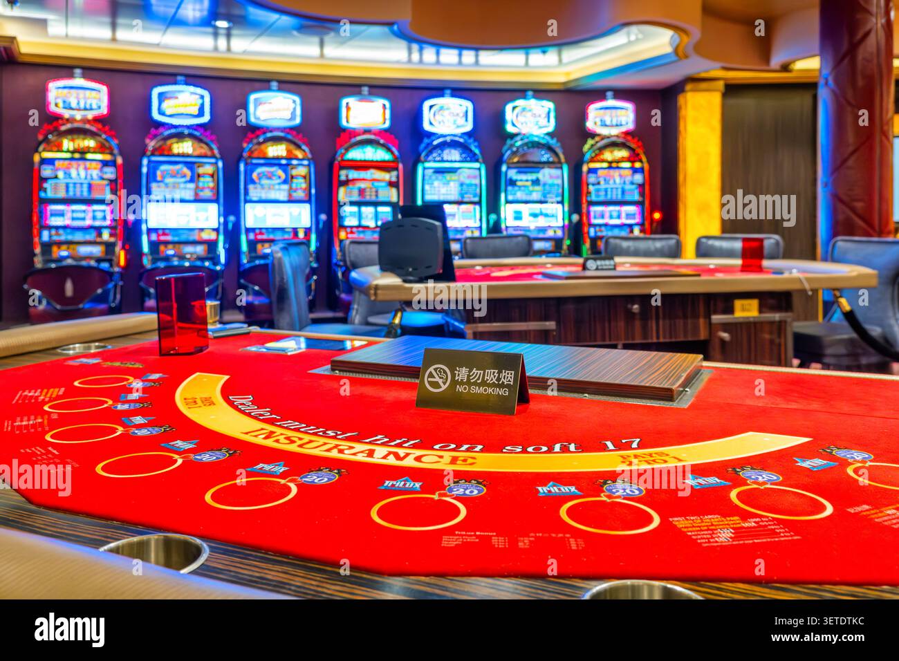 Shanghai, Chine - 10 mai 2026 : intérieur du casino à bord du navire de croisière Royal Caribbean avec tables de jeux, machines à sous et divertissement Banque D'Images