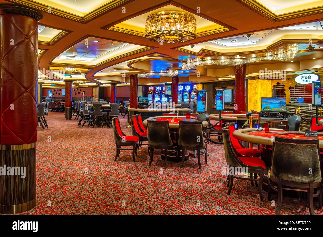 Shanghai, Chine - 10 mai 2026 : casino spacieux à bord d'un navire de croisière Royal Caribbean avec tables de jeux, machines à sous, design intérieur de luxe Banque D'Images
