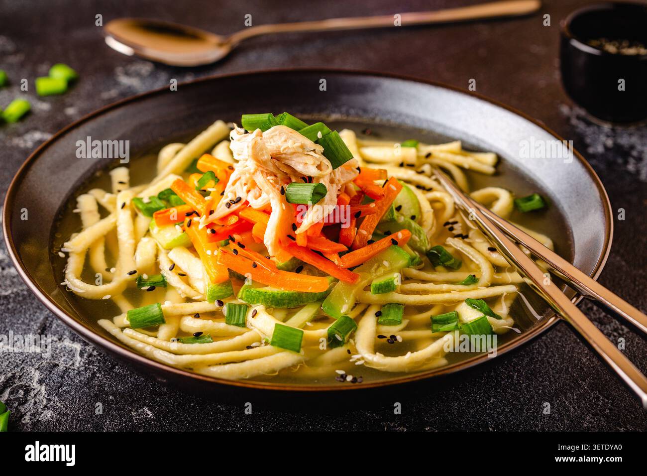 Soupe traditionnelle coréenne au poulet avec nouilles maison (kalguksu). Banque D'Images