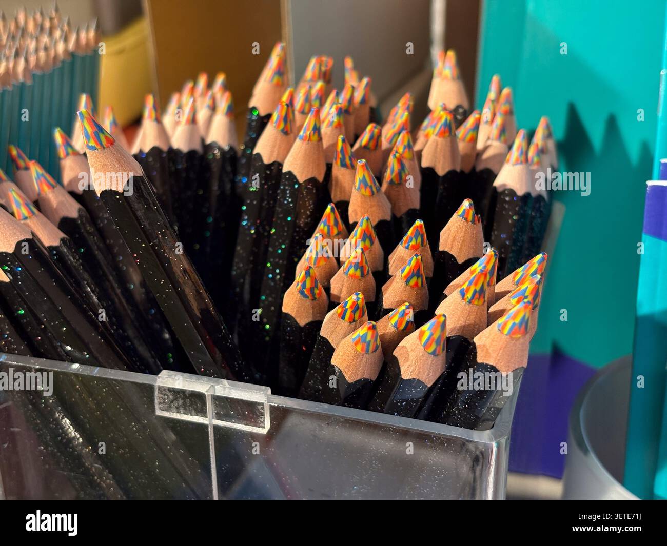 Une collection de crayons noirs avec finition pailletée et noyaux de couleur arc-en-ciel affichés dans un récipient transparent. Galeries nationales d'Écosse, Édimbourg. Banque D'Images