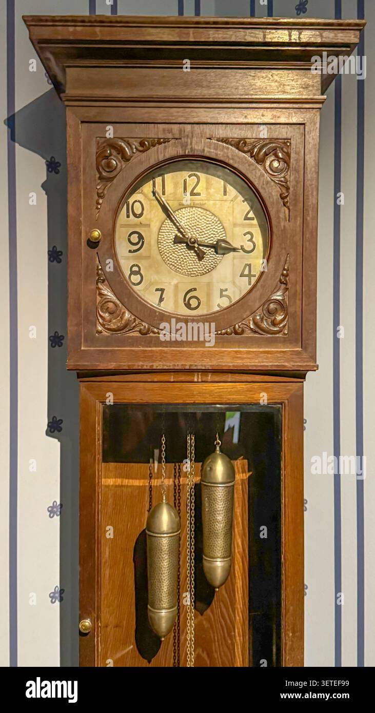 Horloge murale en bois vintage avec pendule et poids en gros plan, pour décor intérieur antique, concepts qui passent le temps, collections patrimoniales, artisanat classique Banque D'Images