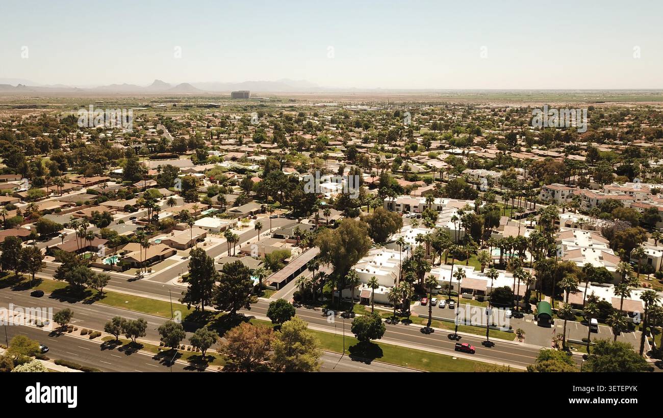 Vue aérienne d'un vaste quartier de banlieue avec des maisons résidentielles, des palmiers et des rues pavées à Phoenix, Arizona, États-Unis. Banque D'Images