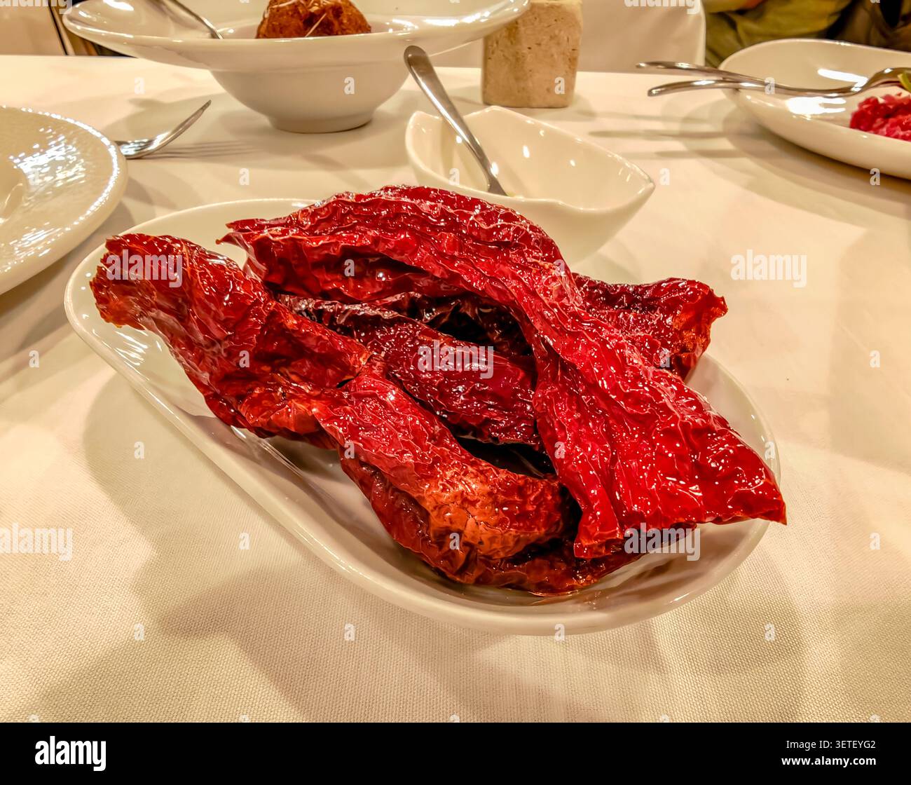 Peperoni Cruschi, peperone Crusco servi sur une assiette de restaurant à Matera, cuisine traditionnelle de la Basilicate, poivrons secs croustillants, gastronomie locale Banque D'Images