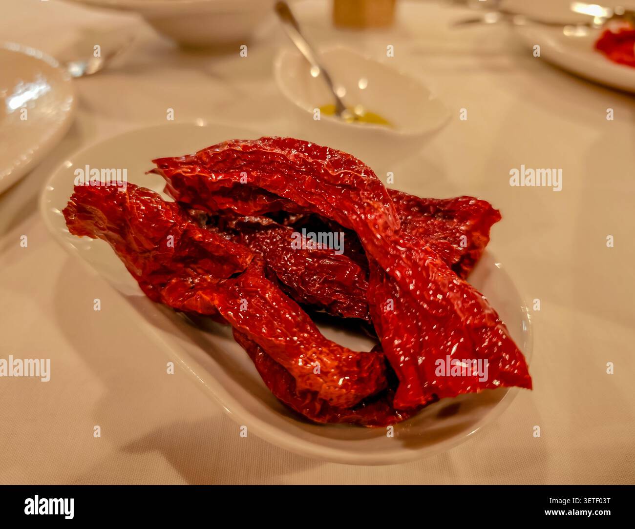 Peperoni Cruschi, peperone Crusco servi sur une assiette de restaurant à Matera, cuisine traditionnelle de la Basilicate, poivrons secs croustillants, gastronomie locale Banque D'Images
