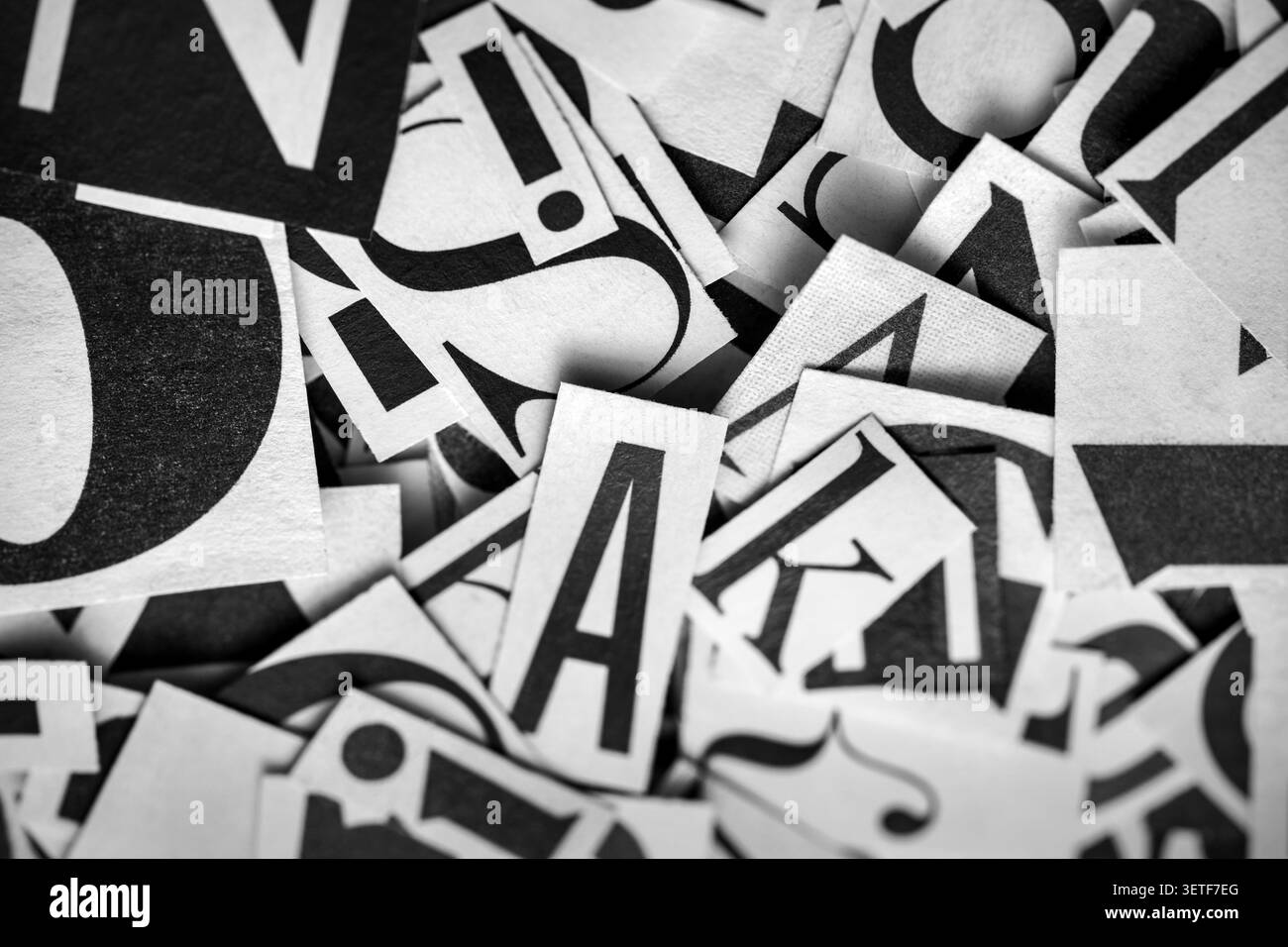 Pile de nombreuses lettres en noir et blanc de journaux et magazines. Composition du fond typographique. Banque D'Images