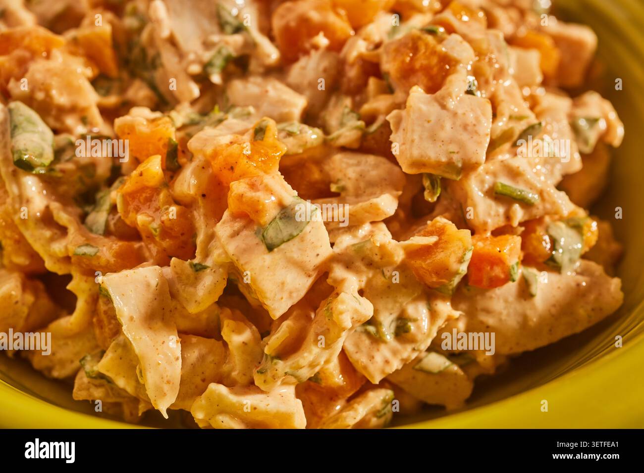 Un bol de poulet Coronation. La salade britannique classique. Banque D'Images