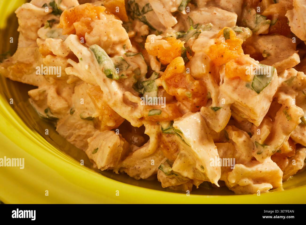 Un bol de poulet Coronation. La salade britannique classique. Banque D'Images