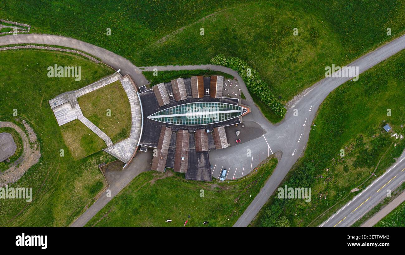 Prise de vue spectaculaire par drone d'un musée d'architecture en forme de bateau niché dans le paysage verdoyant des îles Lofoten, en Norvège. Contemporain Banque D'Images