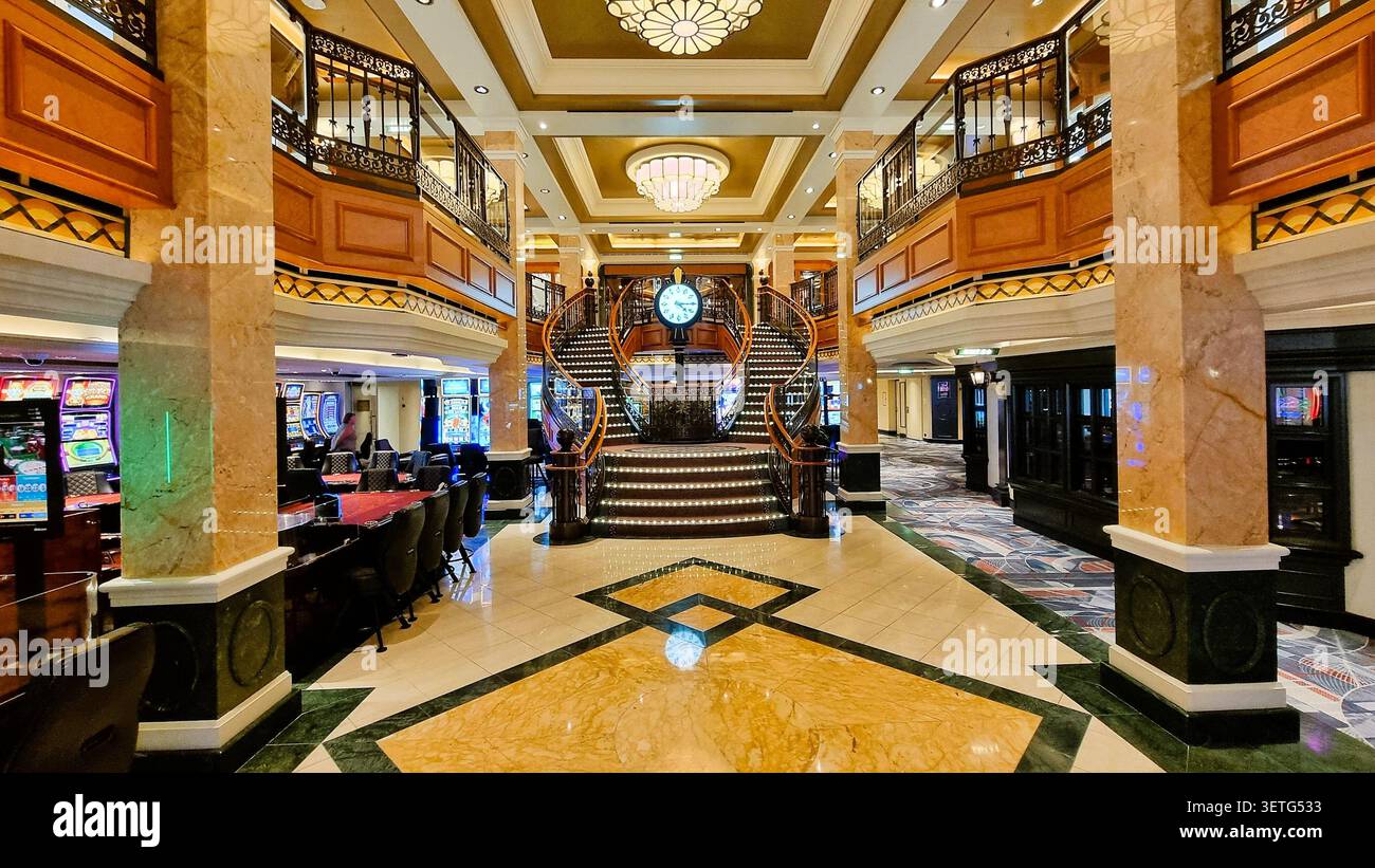 Intérieur du casino sur le bateau de croisière de luxe Cunard Queen Elizabeth Banque D'Images