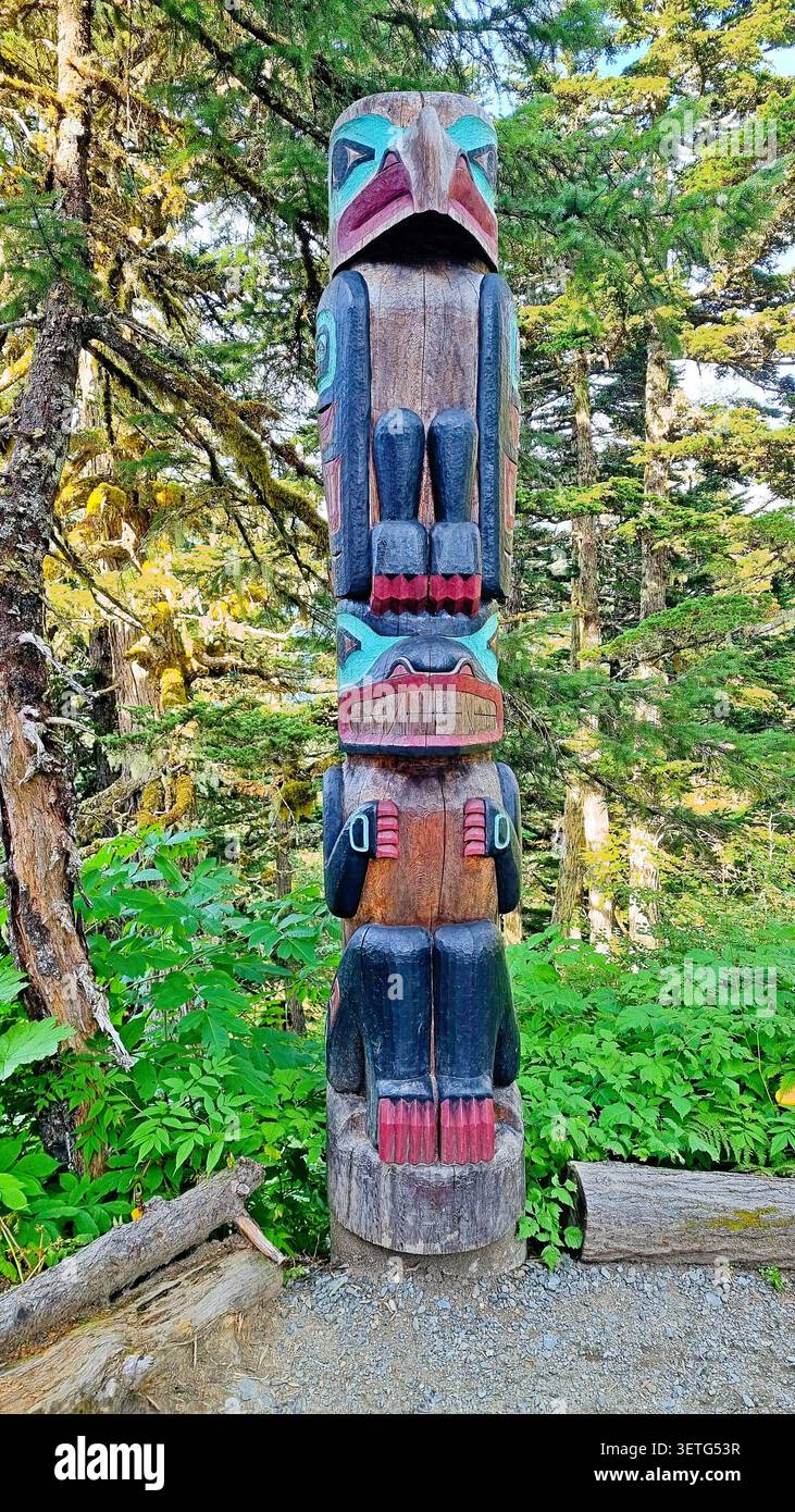 Un totem coloré au Goldbelt Tram nature Center à Juneau, Alaska. Banque D'Images
