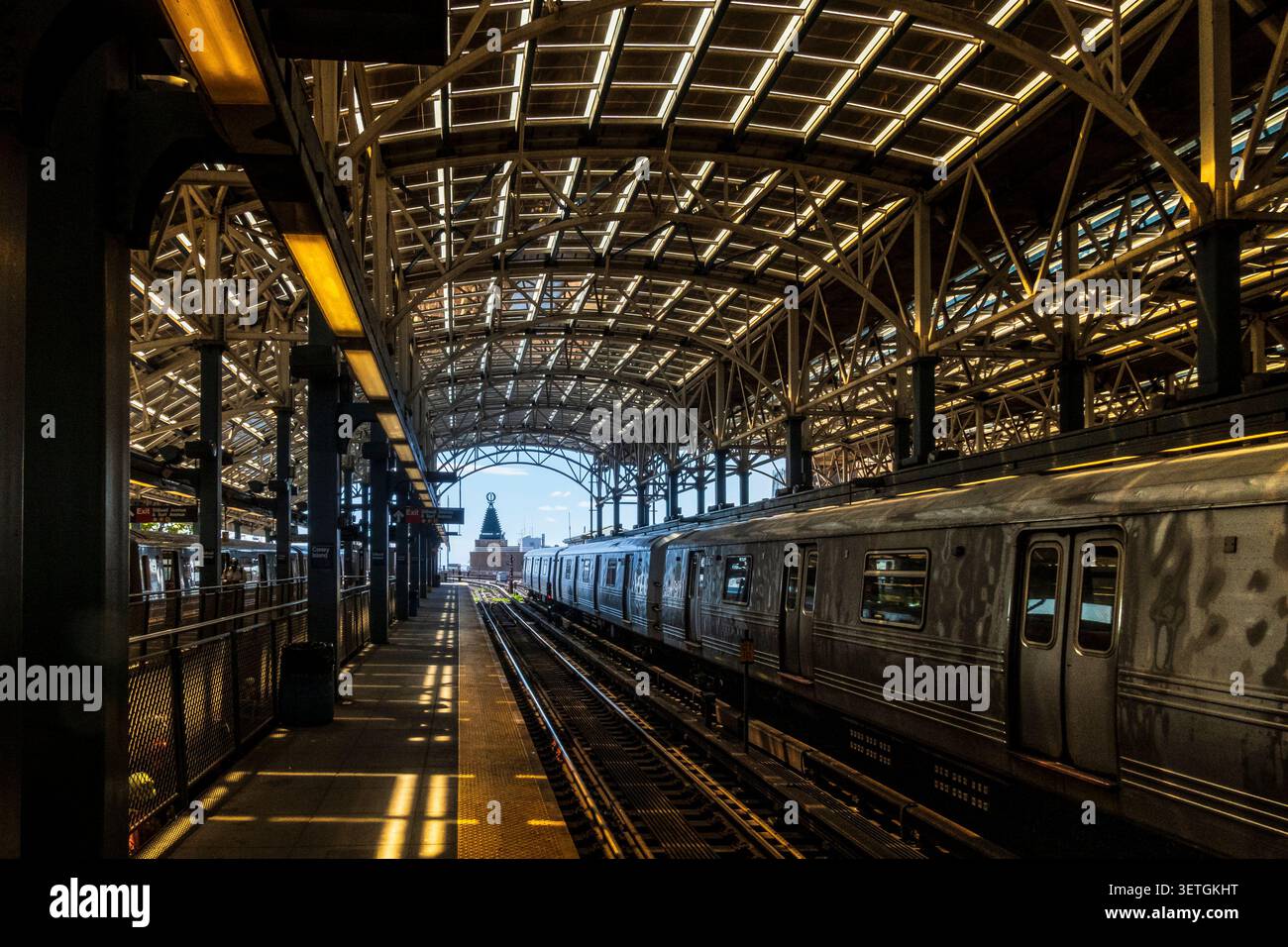 Brooklyn, NY - US - 20 juin 2026 la plate-forme de métro surélevée à Coney Island dispose d'une verrière en acier, de voies et de trains qui s'étendent au loin sous le brick Banque D'Images