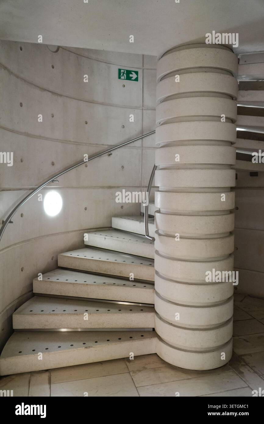 Escalier en colimaçon en béton du Musée national d'Écosse, Édimbourg, Écosse, avec une colonne centrale et un design architectural moderne. Banque D'Images