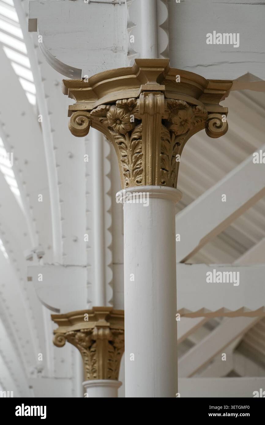 Capitale de colonne de style corinthien peinte or à l'intérieur du Musée national d'Écosse. Détail architectural de la structure de ferronnerie victorienne. Banque D'Images
