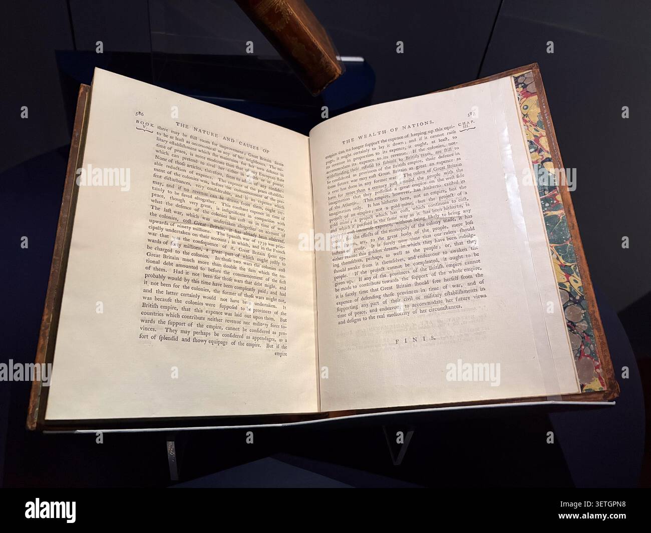 Un livre antique ouvert montrant la richesse des Nations, un texte fondamental de l'économie et des lumières écossaises. Banque D'Images