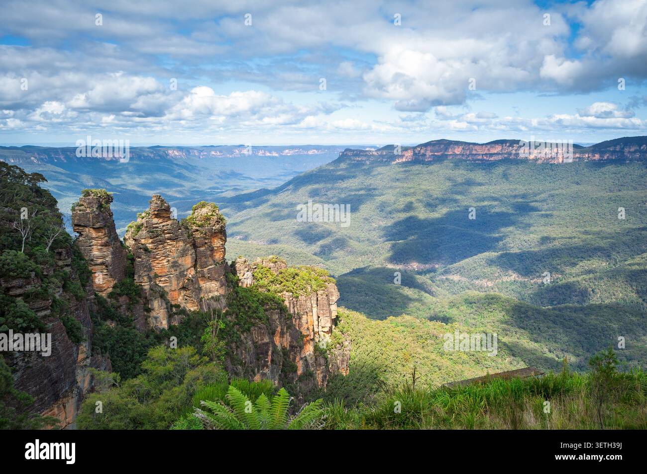 Formation rocheuse des trois Sœurs. Vue depuis Echo point dans le parc national des Blue Mountains, ville de Katoomba, Nouvelle-Galles du Sud en Australie. Banque D'Images
