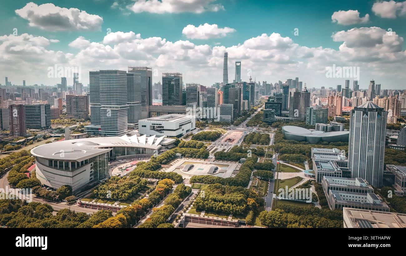 Vue aérienne du musée des sciences et de la technologie de Shanghai entouré d'un parc verdoyant et de gratte-ciel modernes dans le quartier de Pudong à Shanghai, Banque D'Images
