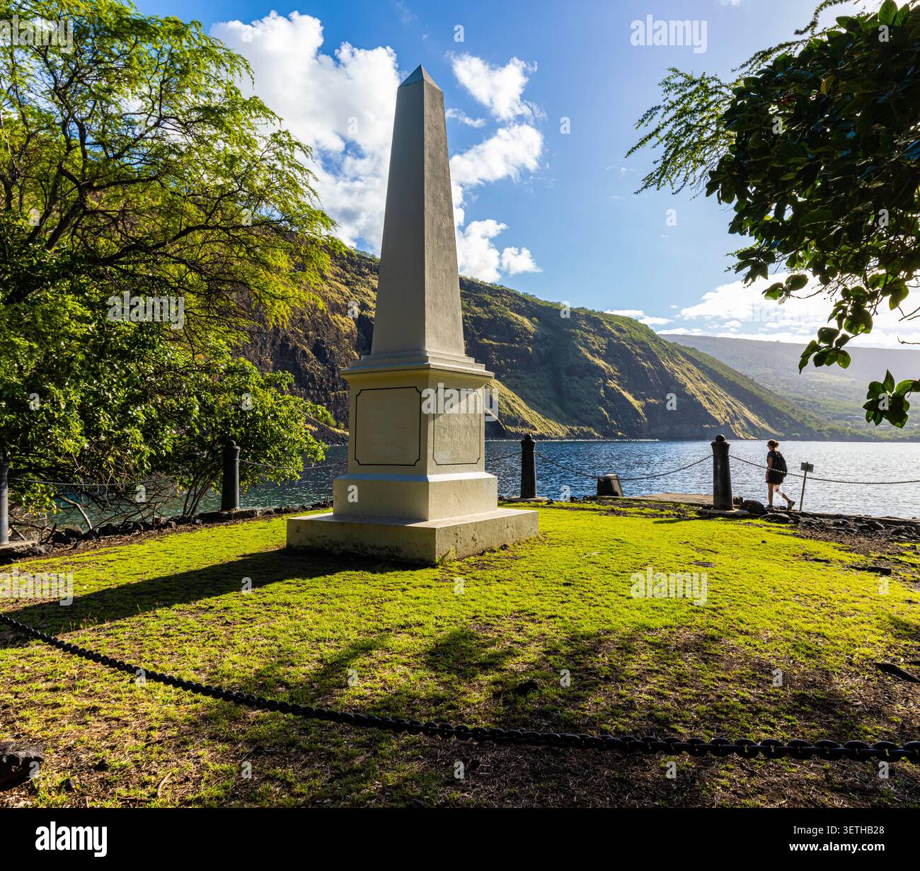 Randonneuse et capitaine historique James Cook Monument sur les rives de la baie de Kealakekua, le Captain Cook Monument Trail, Captain Cook, île d'Hawaï, Banque D'Images