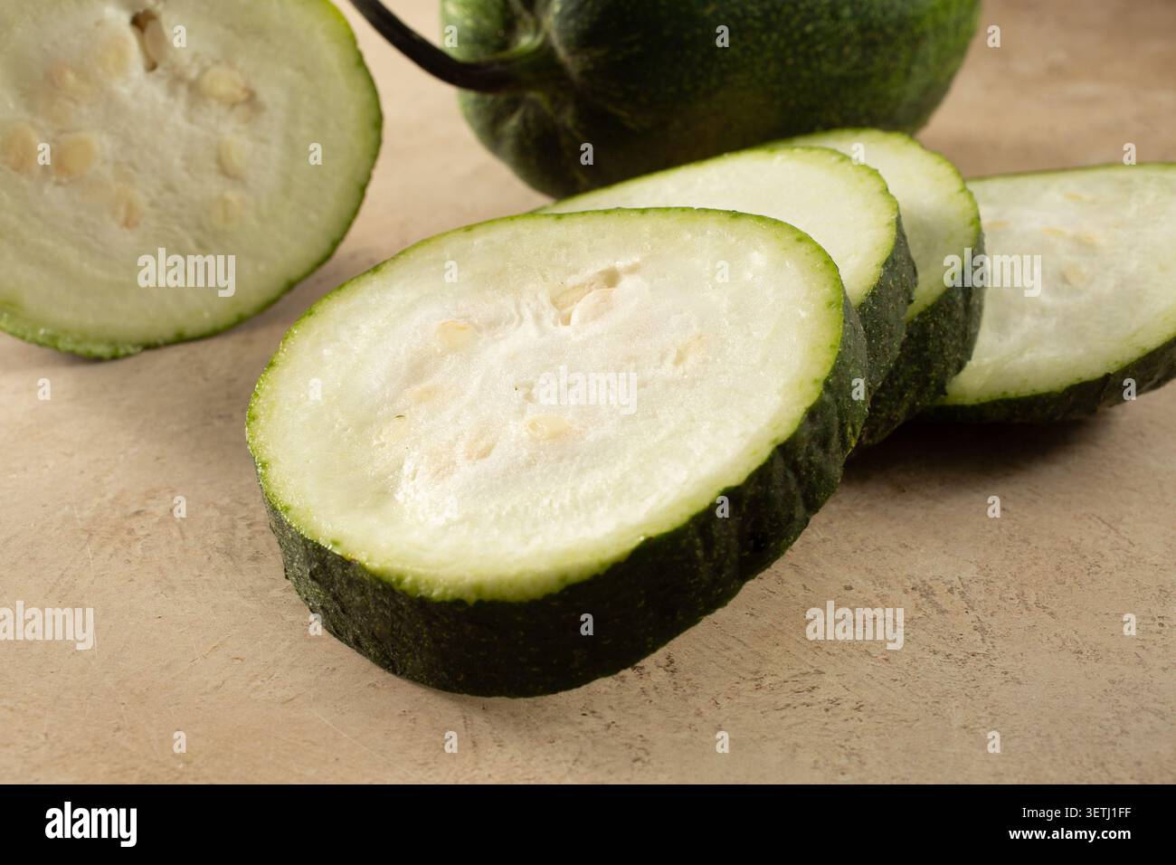 Une vue de plusieurs tranches de luffa de pomme. Banque D'Images
