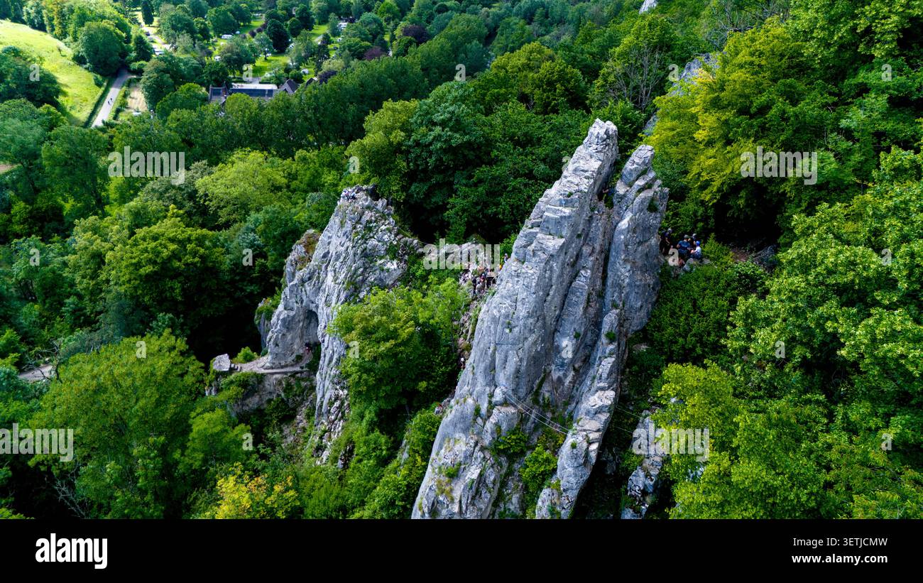 Vue aérienne de la via Ferrata Pont-a-Lesse avec ses falaises calcaires et ses grimpeurs entourés d'une verdure verdoyante canopée de la forêt à Dinant, région wallo Banque D'Images