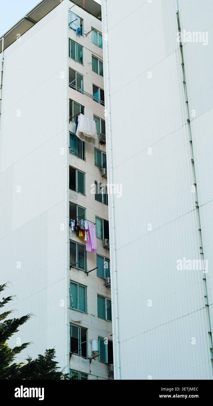 L'écart imposant entre les bâtiments résidentiels souligne les thèmes psychologiques de l'aliénation sociale et de l'uniformité domestique Banque D'Images