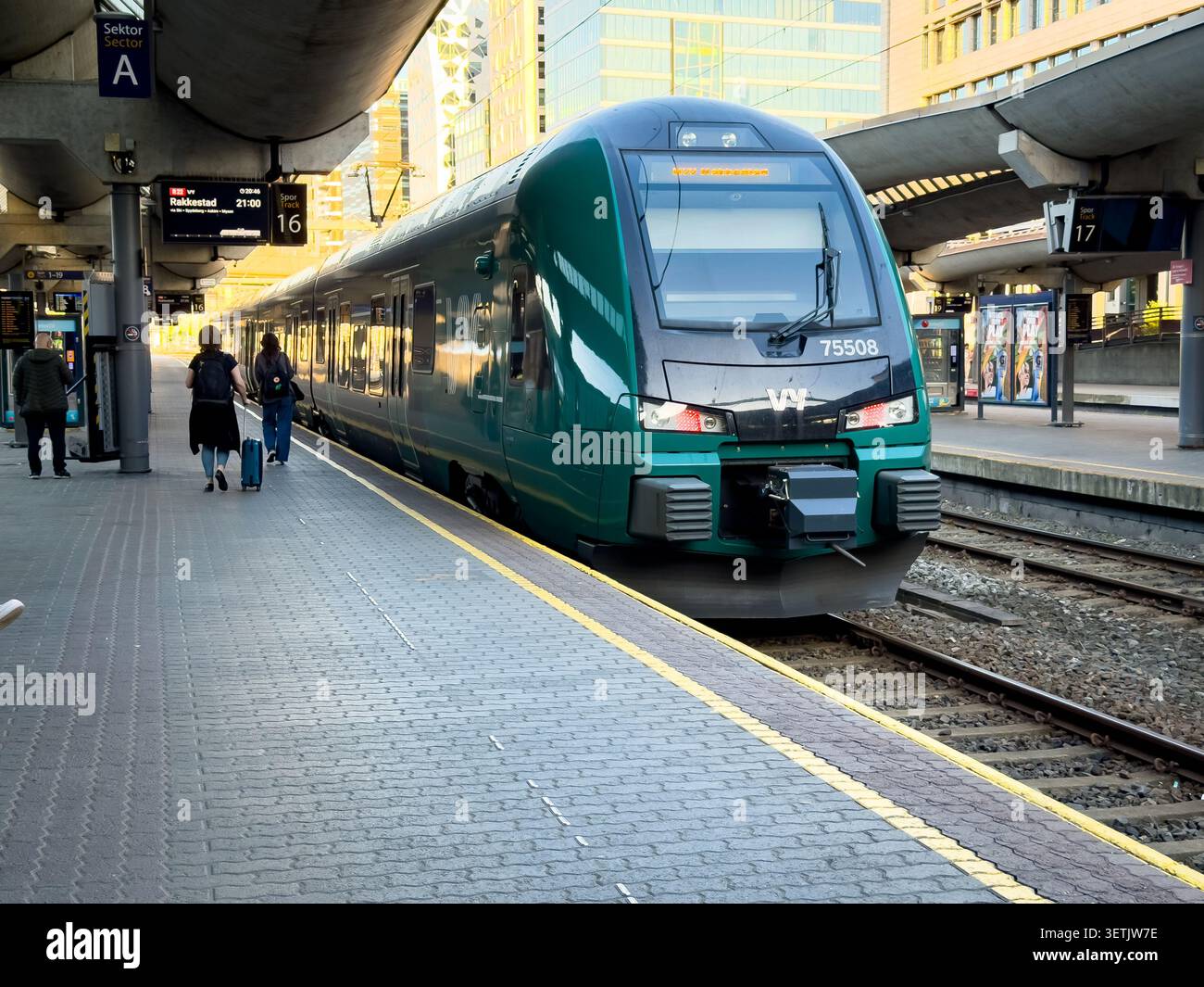 Train électrique VY Class 75 à la plate-forme de la gare centrale d'Oslo en Norvège avec passagers et voies Banque D'Images
