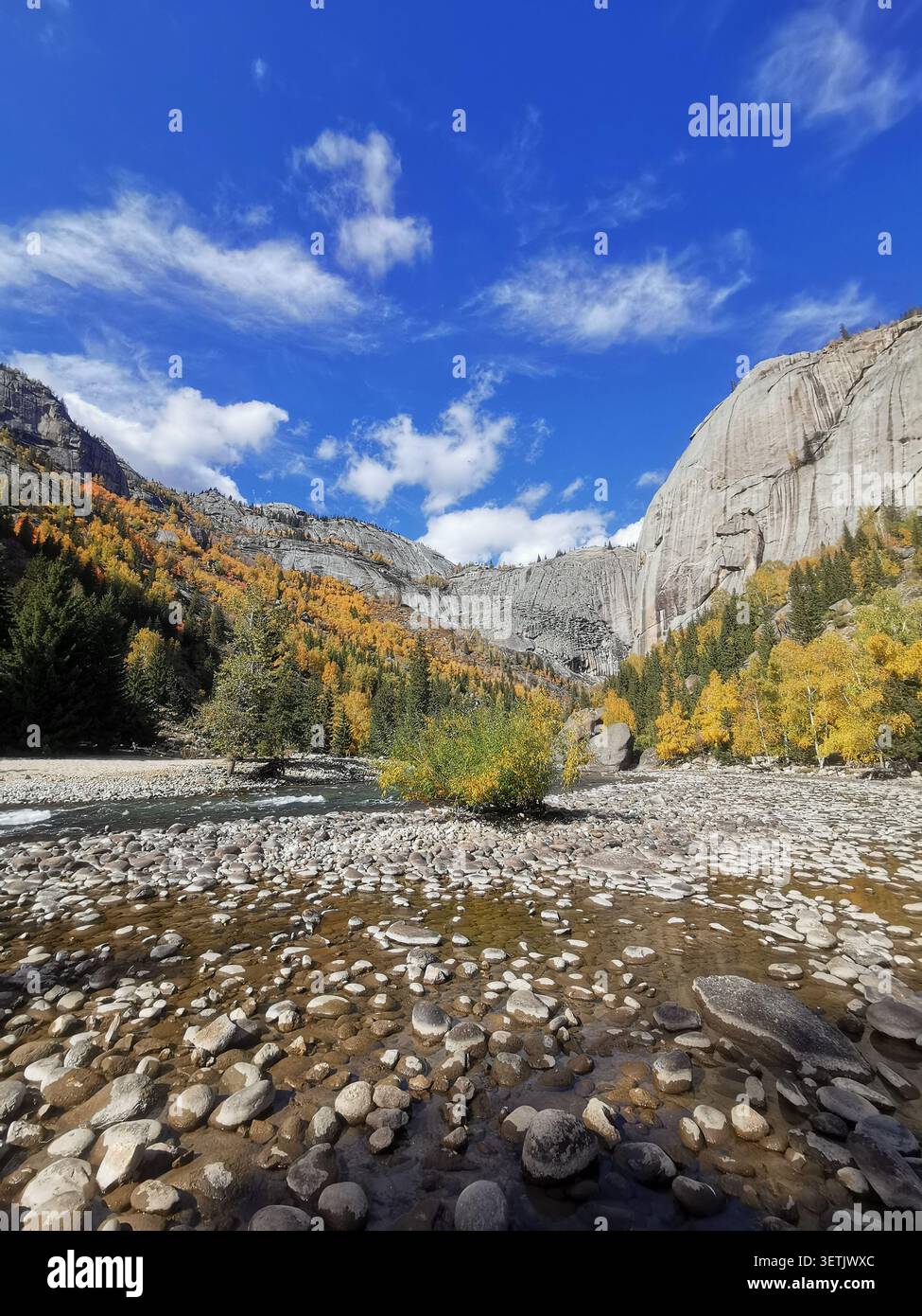 Automne dans le parc national de Koktokay avec ses formations rocheuses massives et la vallée le long de la rivière Irtysh, Altay Xinjiang Chine - Image de stock capturée avec un smartphone
