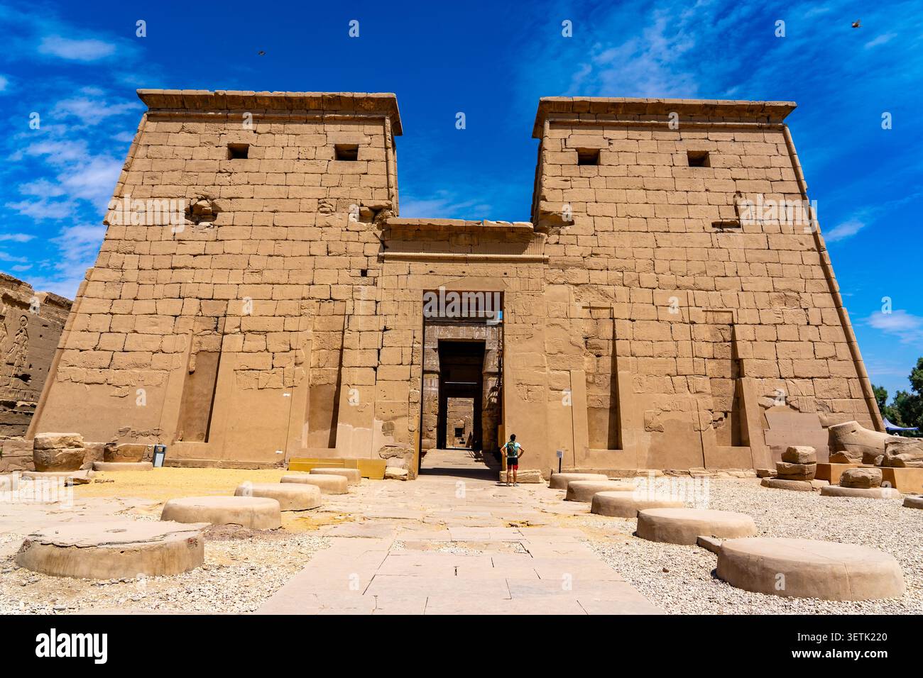 La façade monumentale avec le pylône d'entrée du temple Khonsu. Coin sud-ouest de l'enceinte principale du complexe monumental Karnak à Louxor Banque D'Images