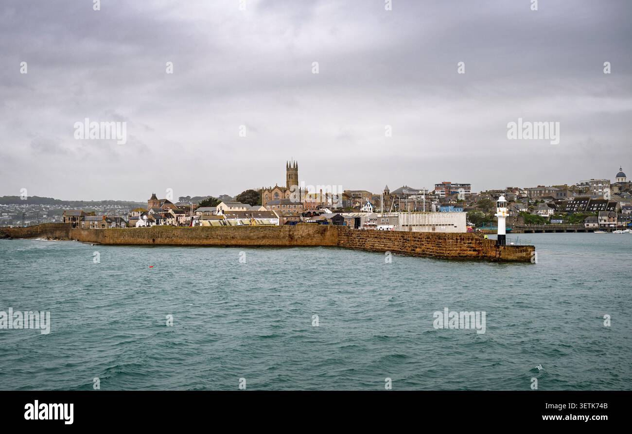 La ville de Penzance, Cornouailles, vue d'un ferry partant pour les îles Scilly. Banque D'Images