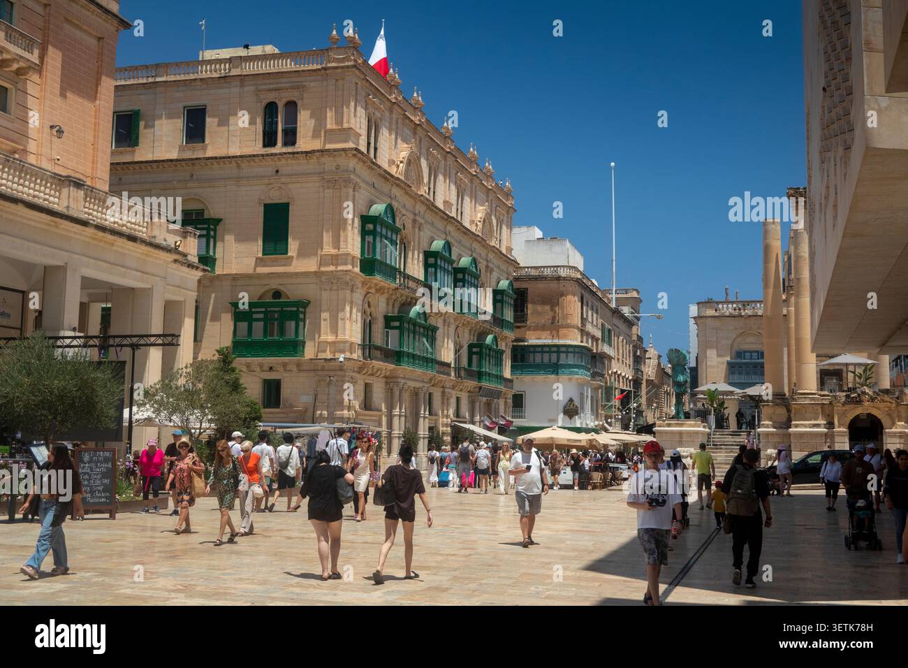 Malte, la Valette, City Gate, Republic Street, Triq IR-Repubblika, les visiteurs passent devant le Palazzo Ferreria, bâtiment historique du C19e palais Banque D'Images