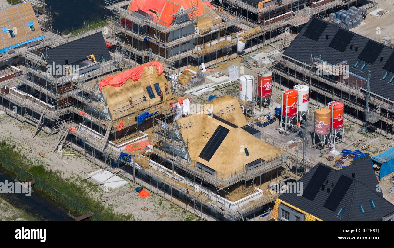 Weesp, Noord-Holland, pays-Bas - 16 juin 2026 : vue aérienne de nouvelles maisons individuelles en construction à Weespersluis, une résidence verdoyante en bord de mer Banque D'Images
