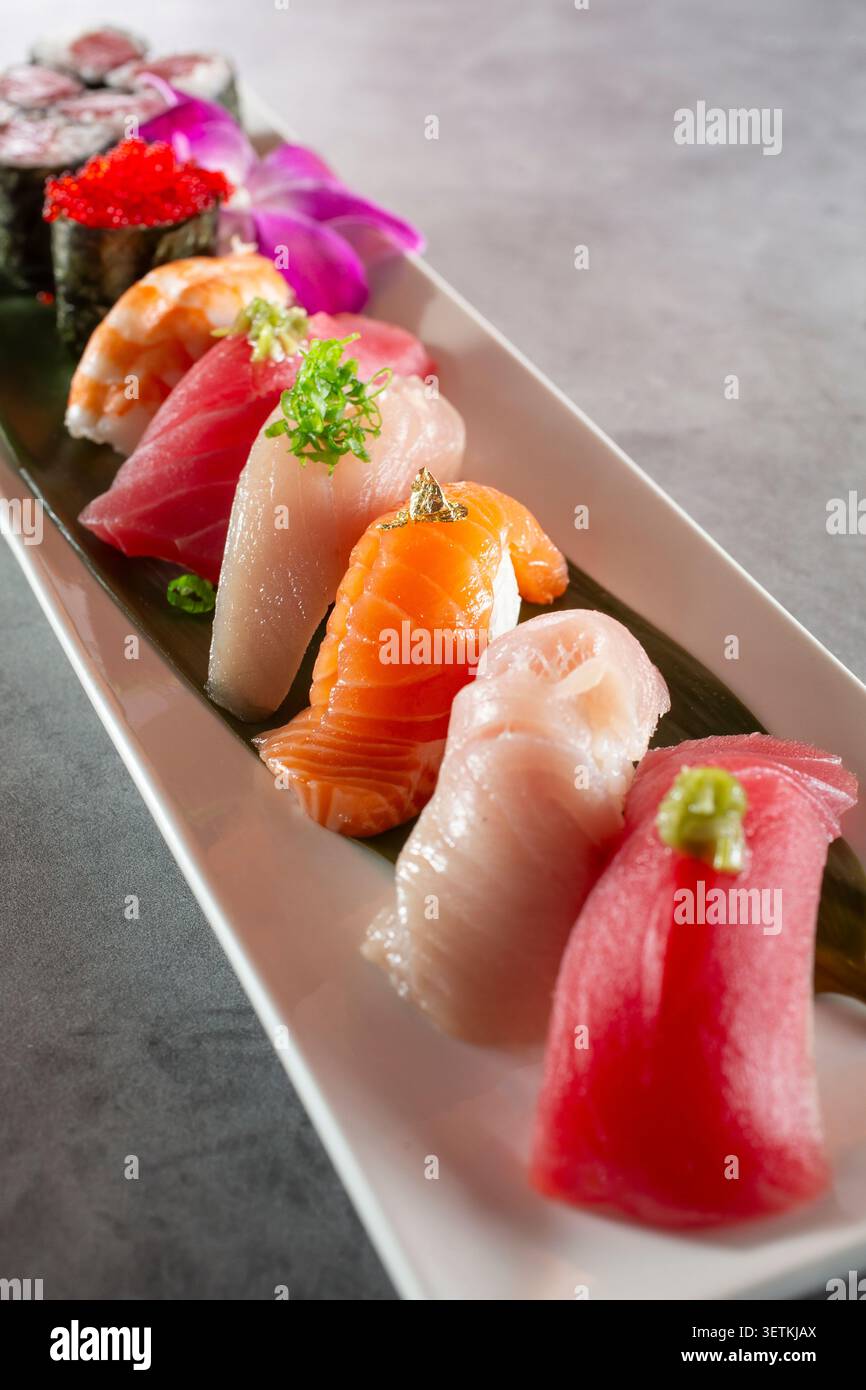 Une vue de morceaux de sushi variés. Banque D'Images