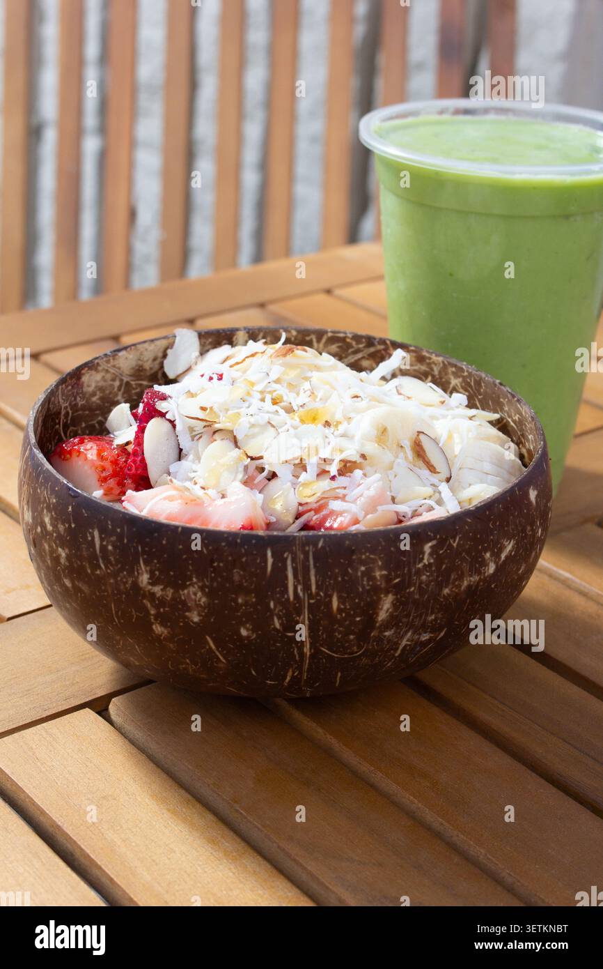 Vue sur un bol d'açai et smoothie. Banque D'Images
