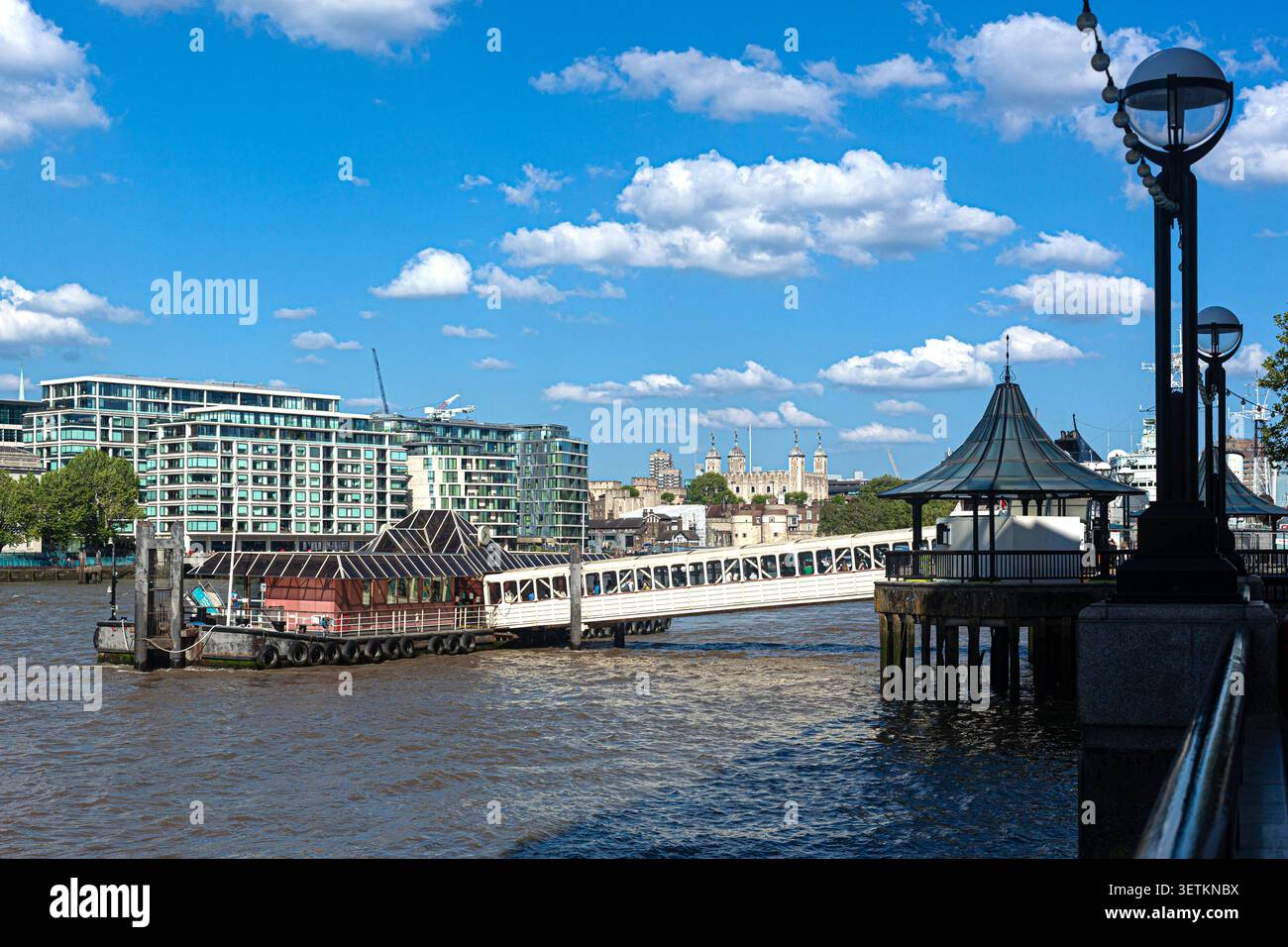 London Bridge City Pier, The Queen's Walk, Londres, Angleterre, Royaume-Uni. Banque D'Images