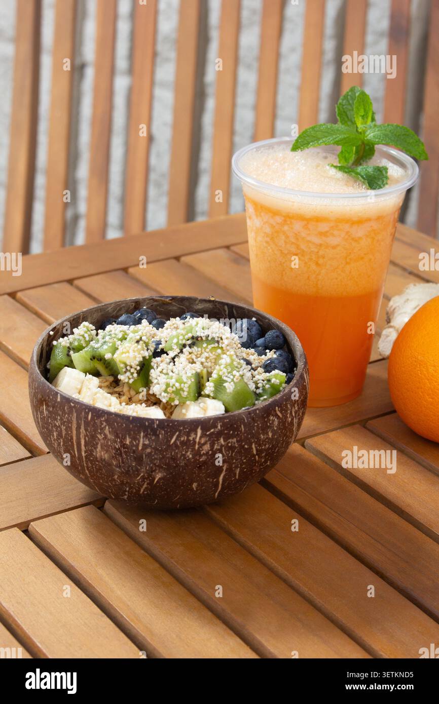 Une vue sur un bol d'açai et smoothie à la menthe orange. Banque D'Images